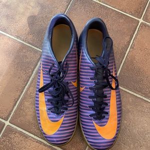 NIKE INDOOR SOCCER SHOES